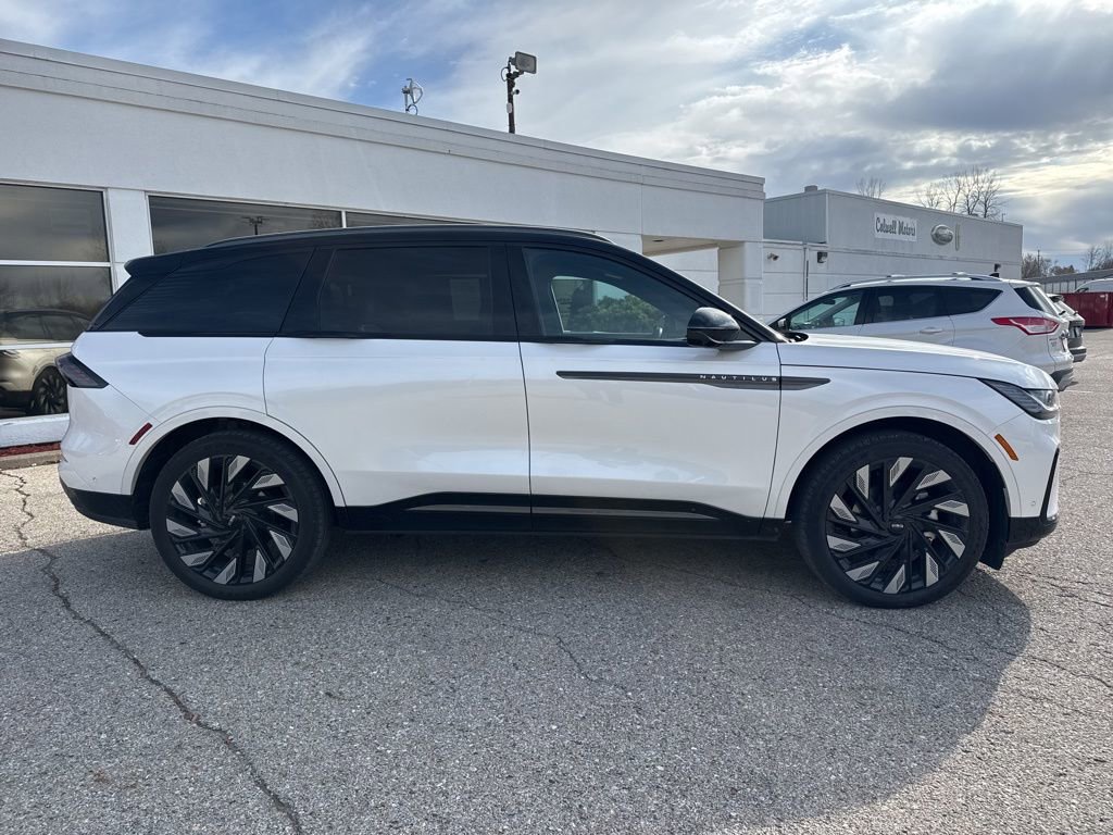 Used 2024 Lincoln Nautilus Reserve w/ Equipment Group 202A image 2