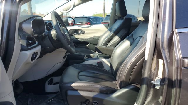 Certified 2023 Chrysler Pacifica Touring-L AWD/4WD image 5