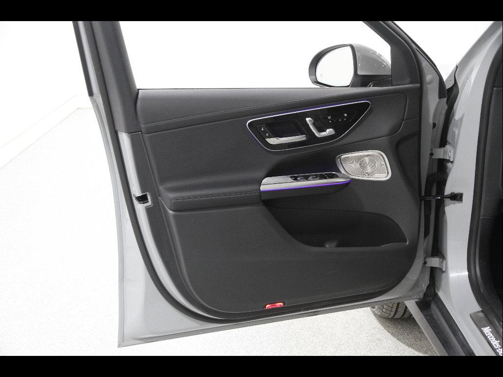 Used 2025 Mercedes-Benz GLC 350e 4MATIC image 4