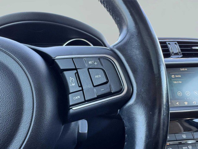 Used 2019 Jaguar XE Premium image 27