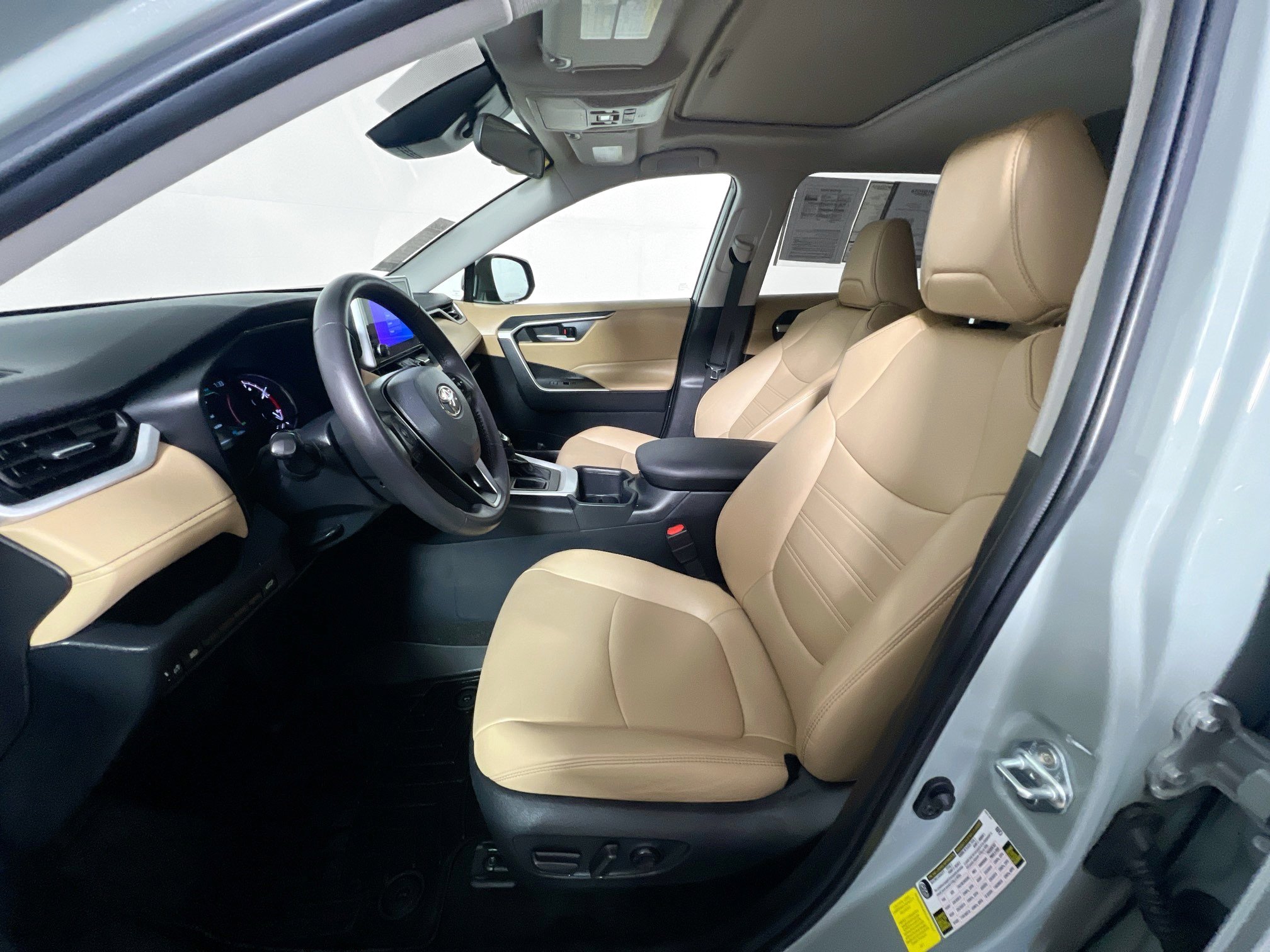 Used 2023 Toyota RAV4 XLE Premium image 14