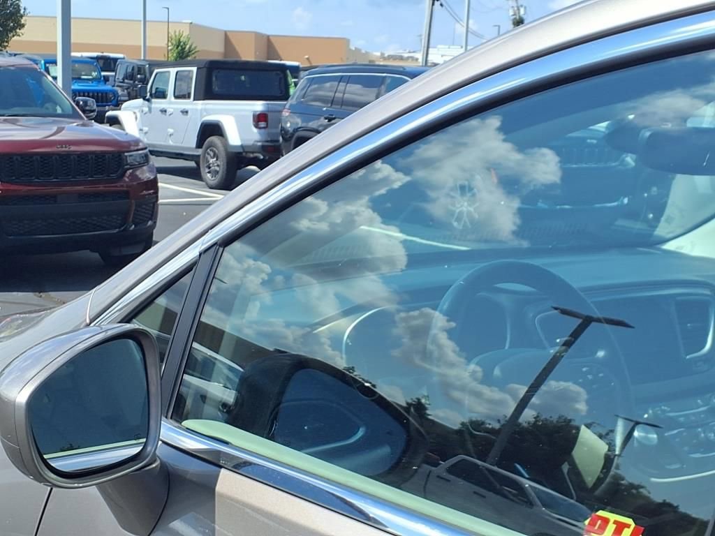 Used 2017 Chrysler Pacifica Touring-L image 24