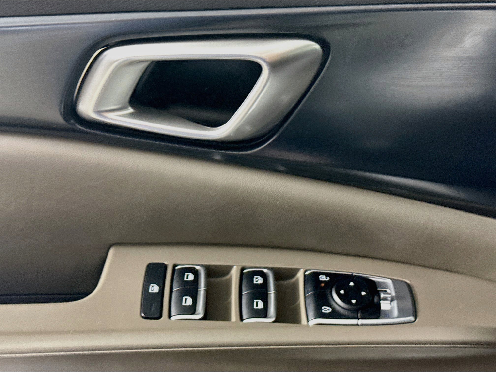 Used 2025 Kia Carnival FWD image 21