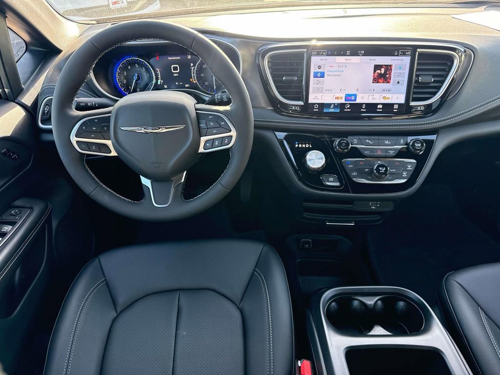 New 2026 Chrysler Pacifica Select image 11