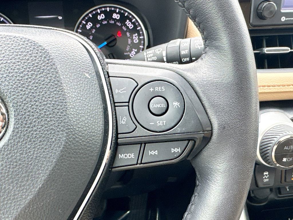 Used 2021 Toyota RAV4 XLE Premium image 22