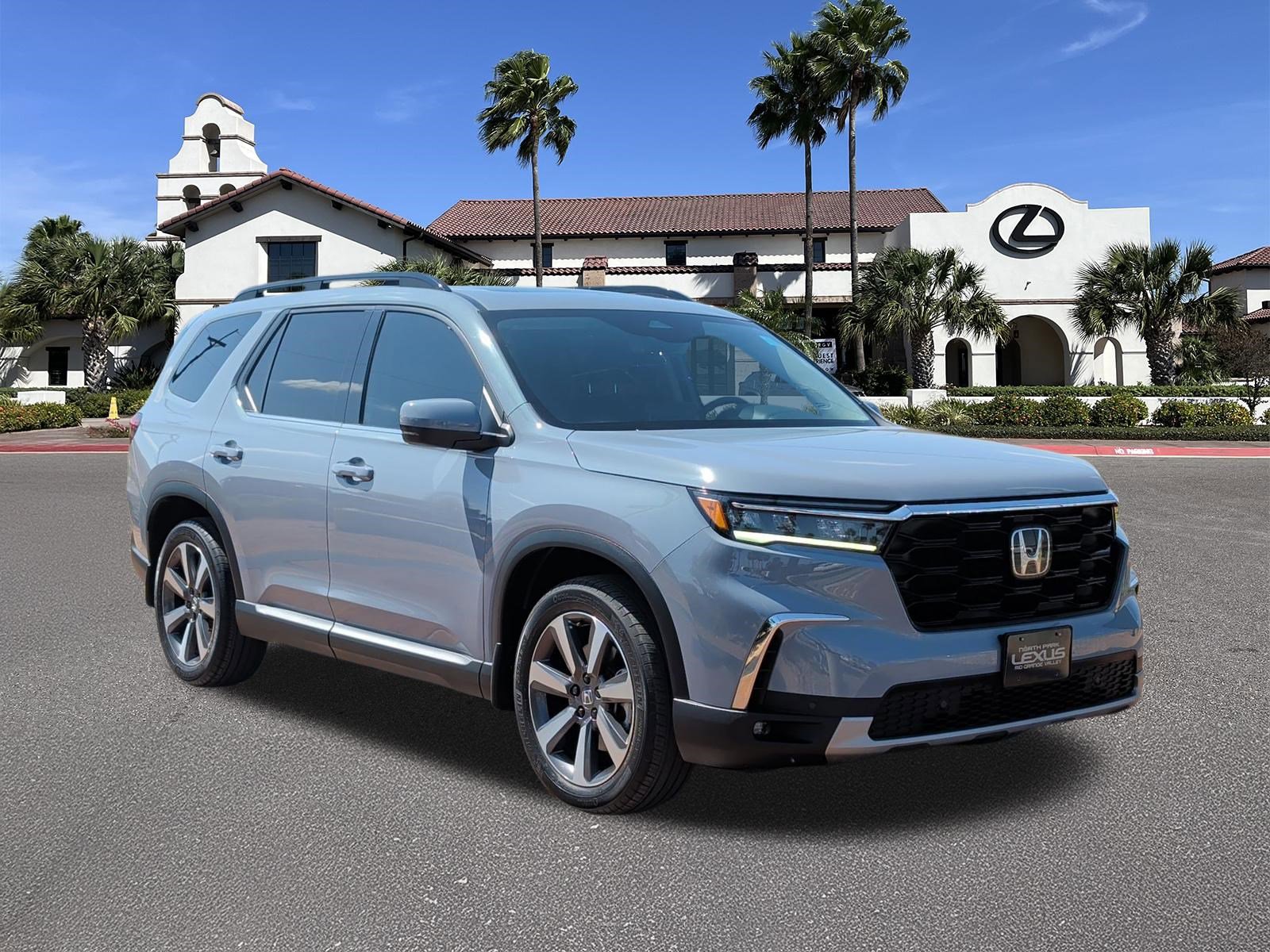 Used 2024 Honda Pilot Touring image 1