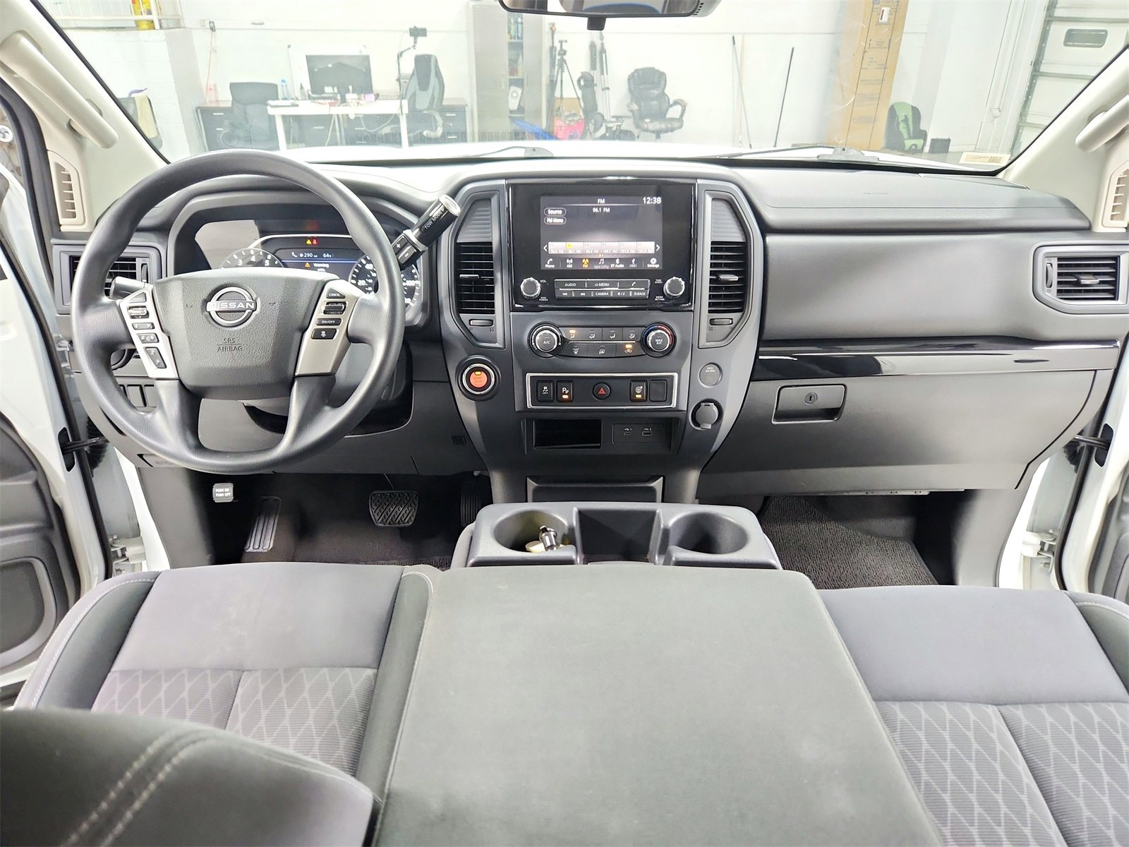 Used 2023 Nissan Titan SV image 23