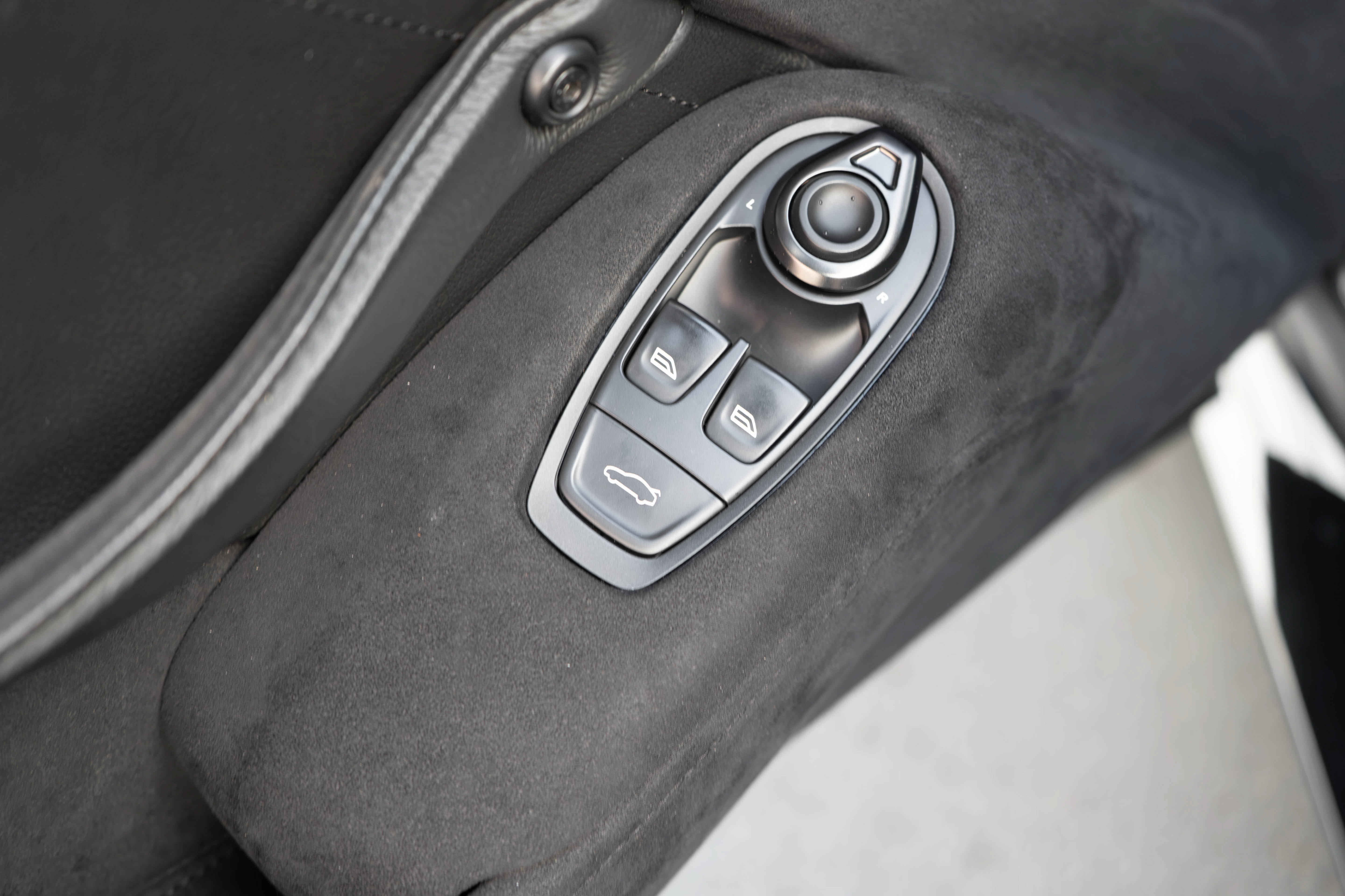 Used 2021 Aston Martin V8 Vantage Coupe RWD image 14