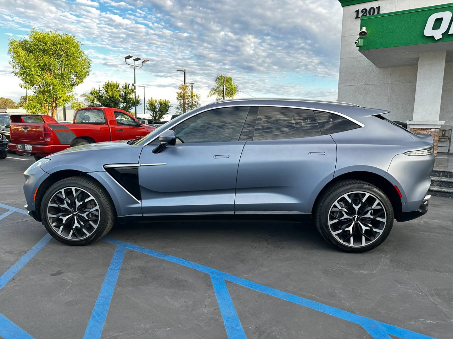 Used 2021 Aston Martin DBX AWD/4WD image 5