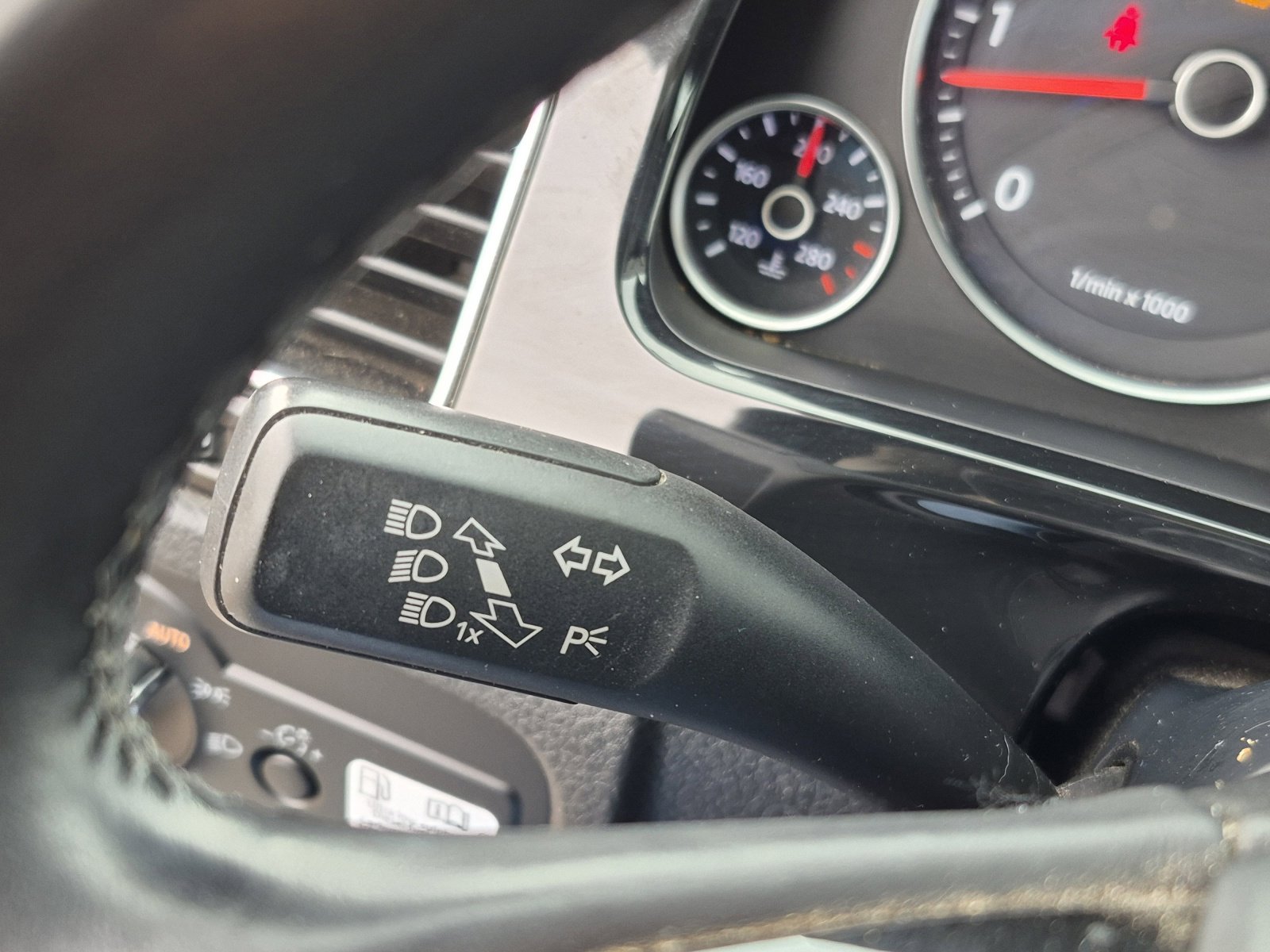 Used 2014 Volkswagen Touareg Sport image 34