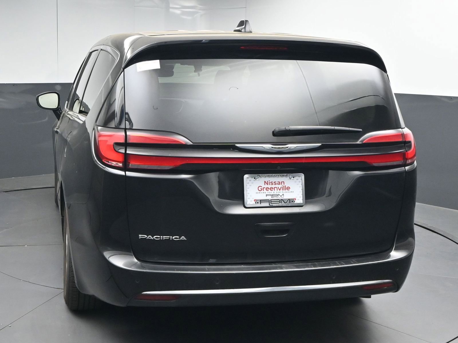 Used 2023 Chrysler Pacifica Touring-L image 6