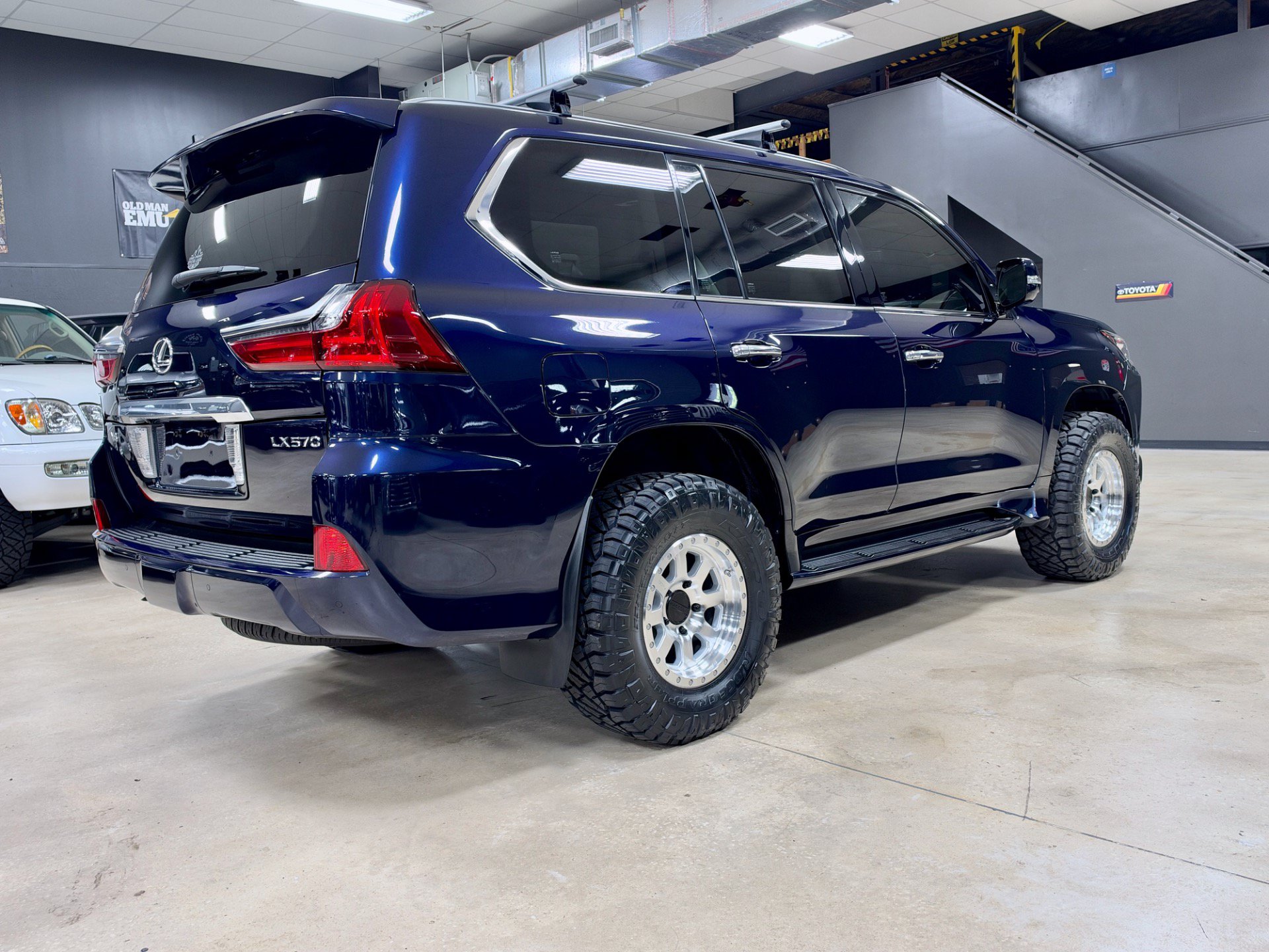 Used 2017 Lexus LX 570 4WD w/ Luxury Package image 7
