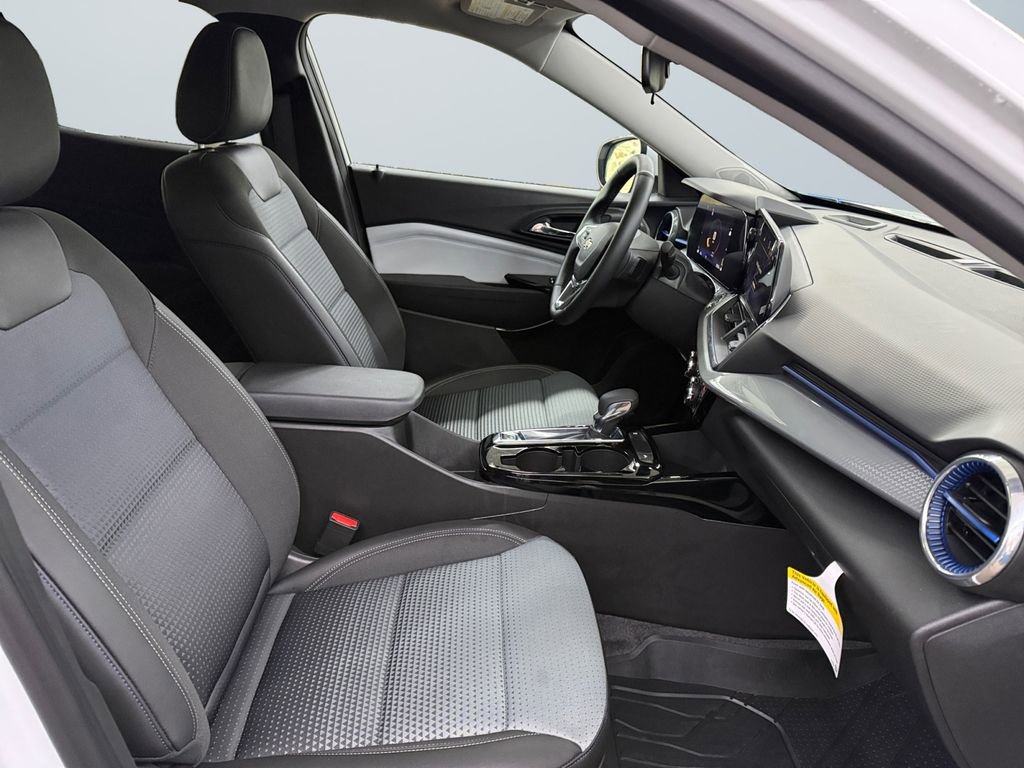 Used 2025 Chevrolet Trax LT w/ Driver Confidence Package image 15