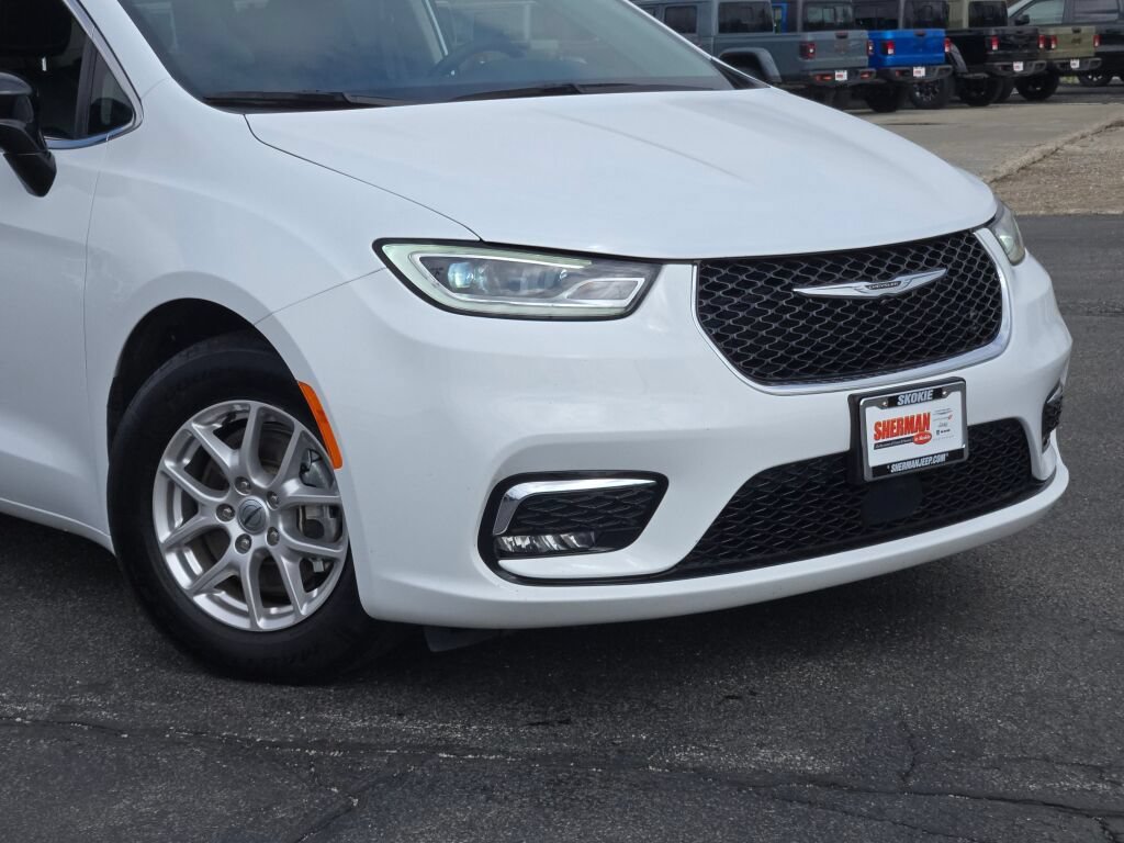 Used 2024 Chrysler Pacifica Touring-L FWD image 2