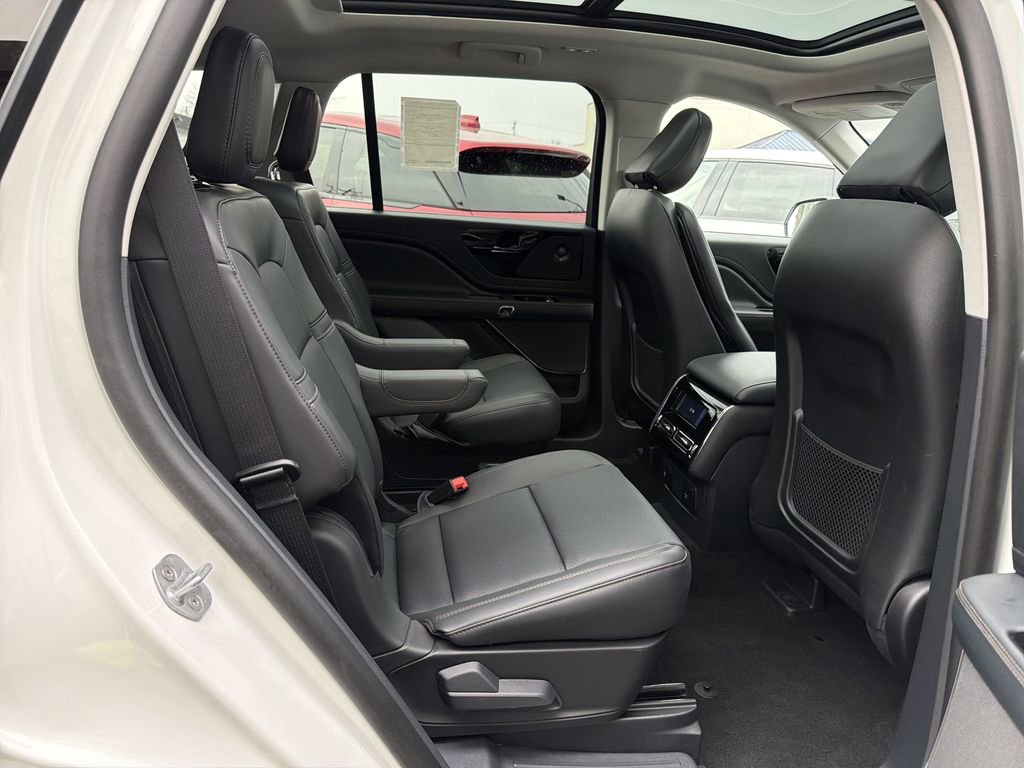 New 2025 Lincoln Aviator AWD w/ Jet Appearance Package image 8