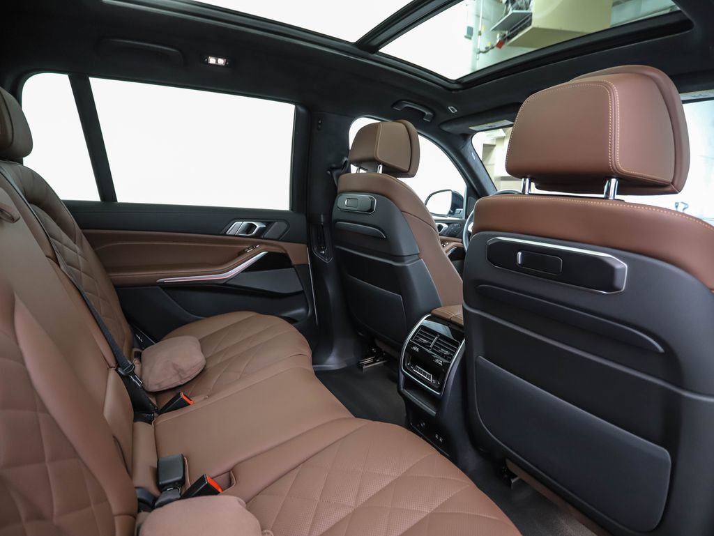 Used 2023 BMW X7 xDrive40i w/ M Sport Package image 32