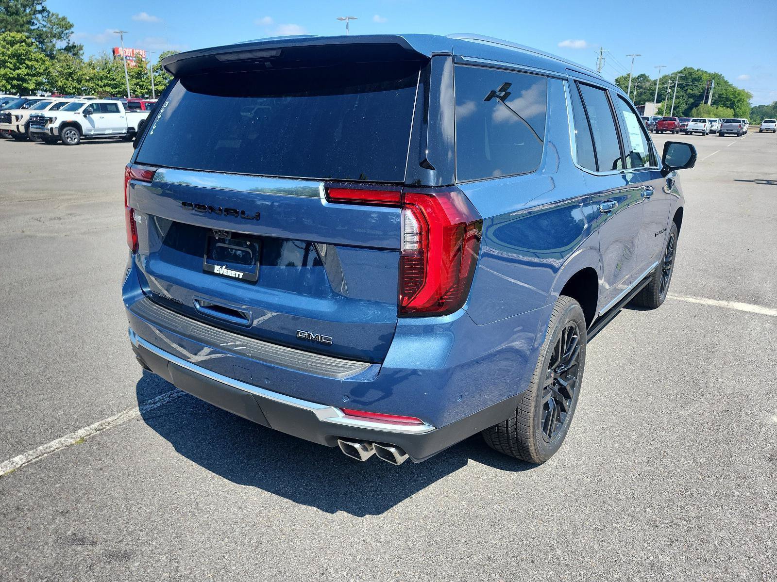 New 2026 GMC Yukon Denali w/ Denali Reserve Package AWD/4WD image 3