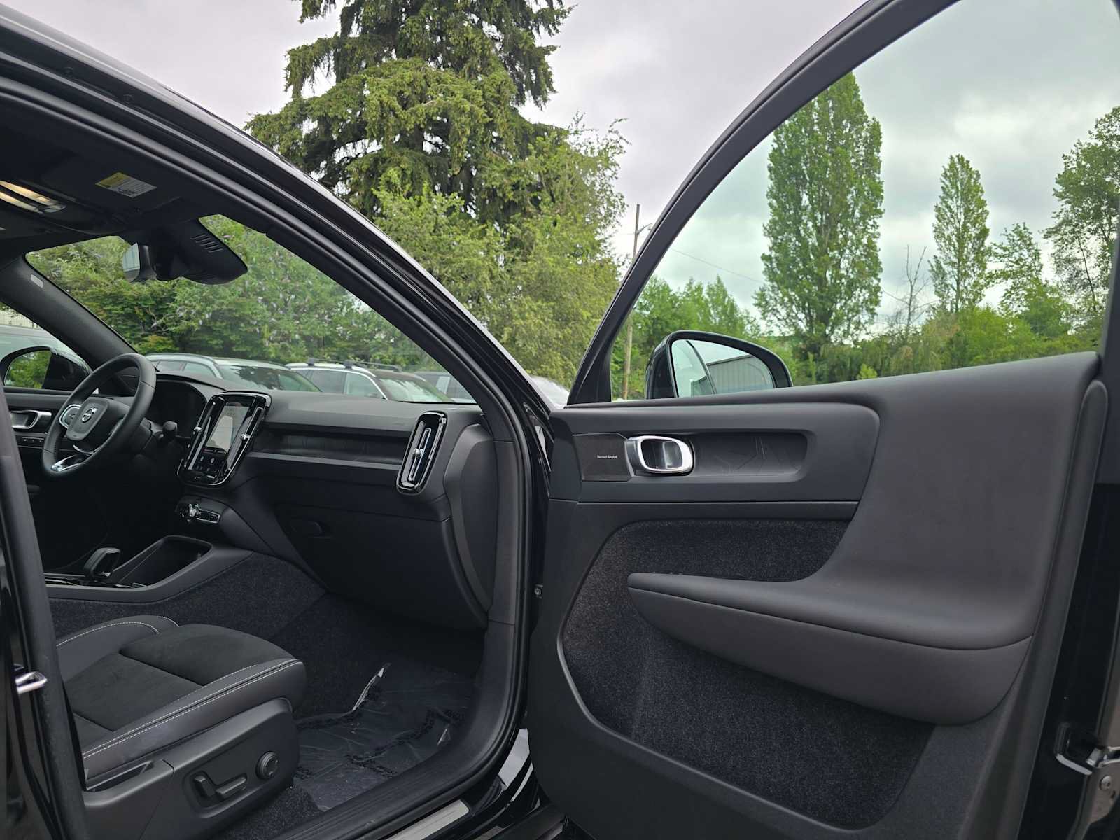 Certified 2023 Volvo C40 P8 Recharge Ultimate w/ Protection Package Premier AWD/4WD image 12