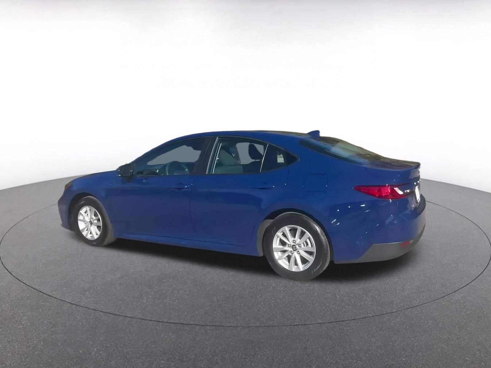 Used 2025 Toyota Camry LE image 9