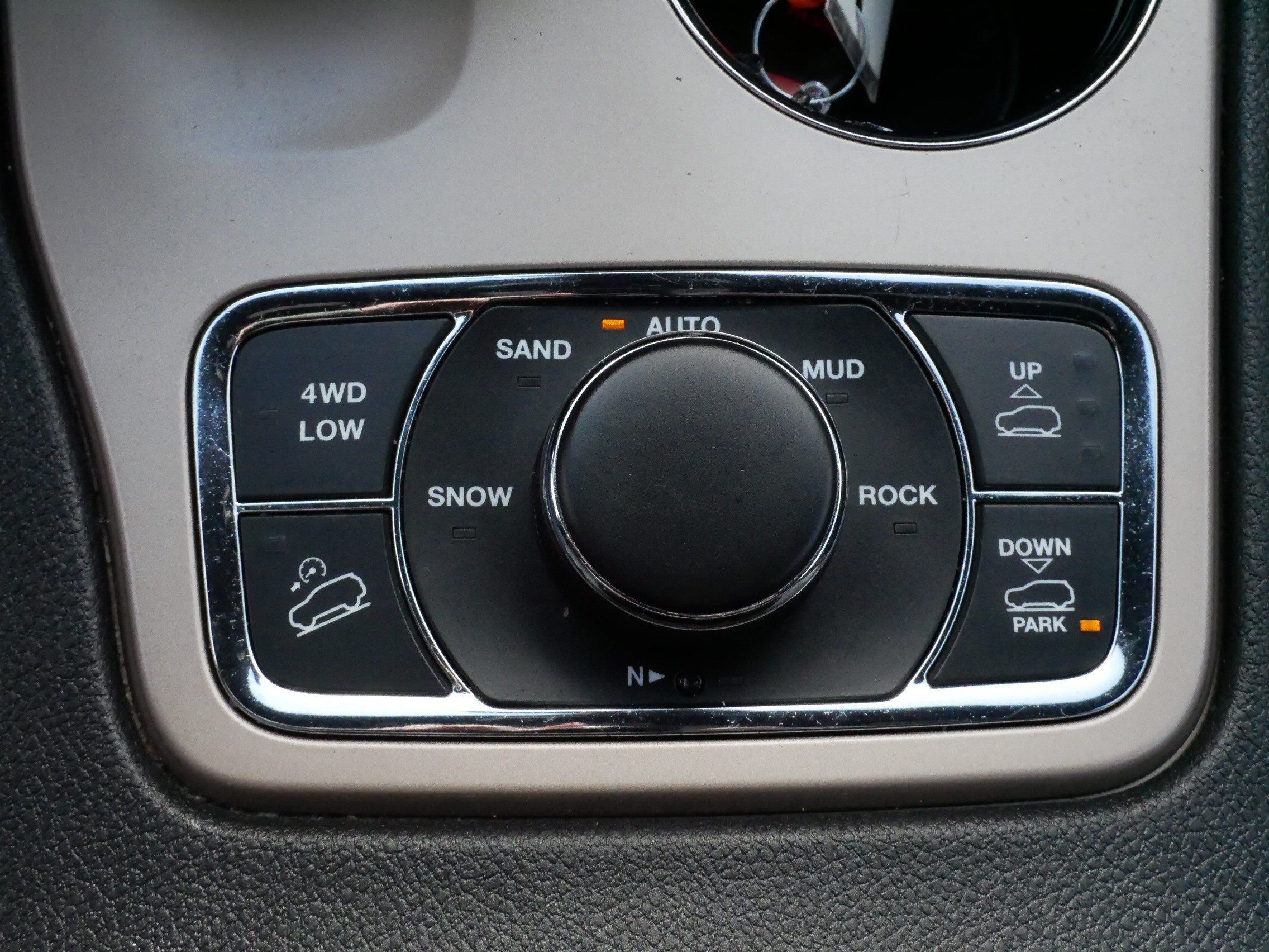 Used 2014 Jeep Grand Cherokee Overland w/ Advanced Technology Group AWD/4WD image 22