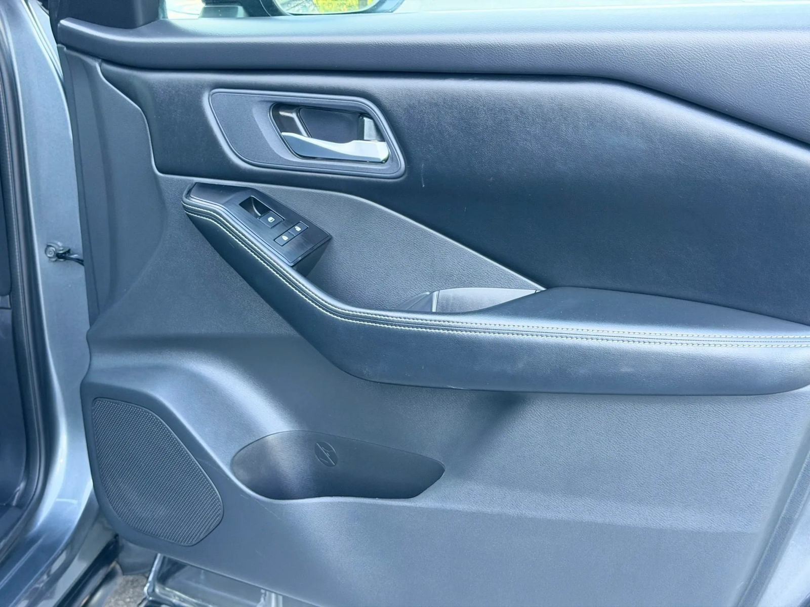 Used 2025 Nissan Rogue SV FWD image 17