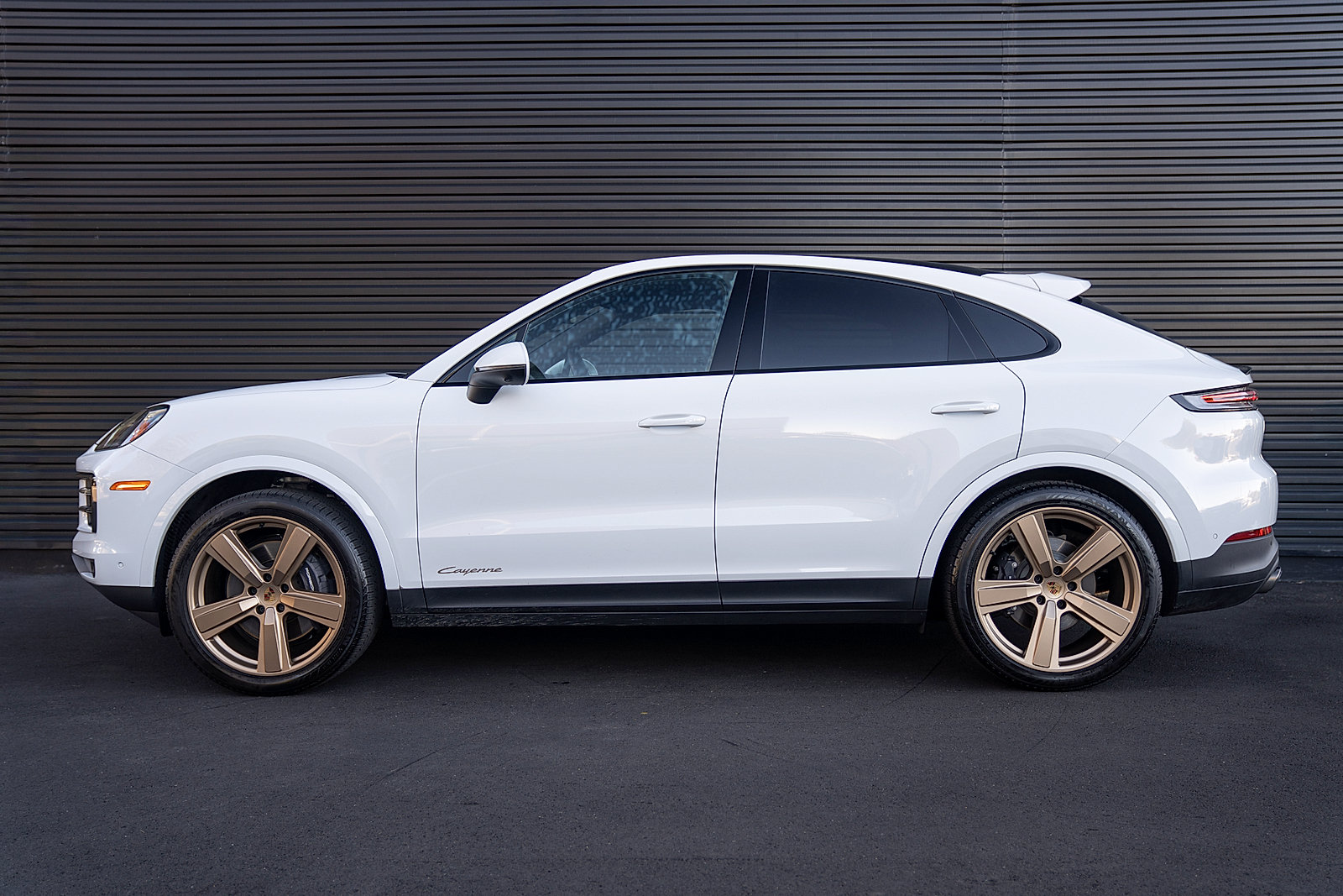 Certified 2025 Porsche Cayenne Coupe AWD/4WD image 2