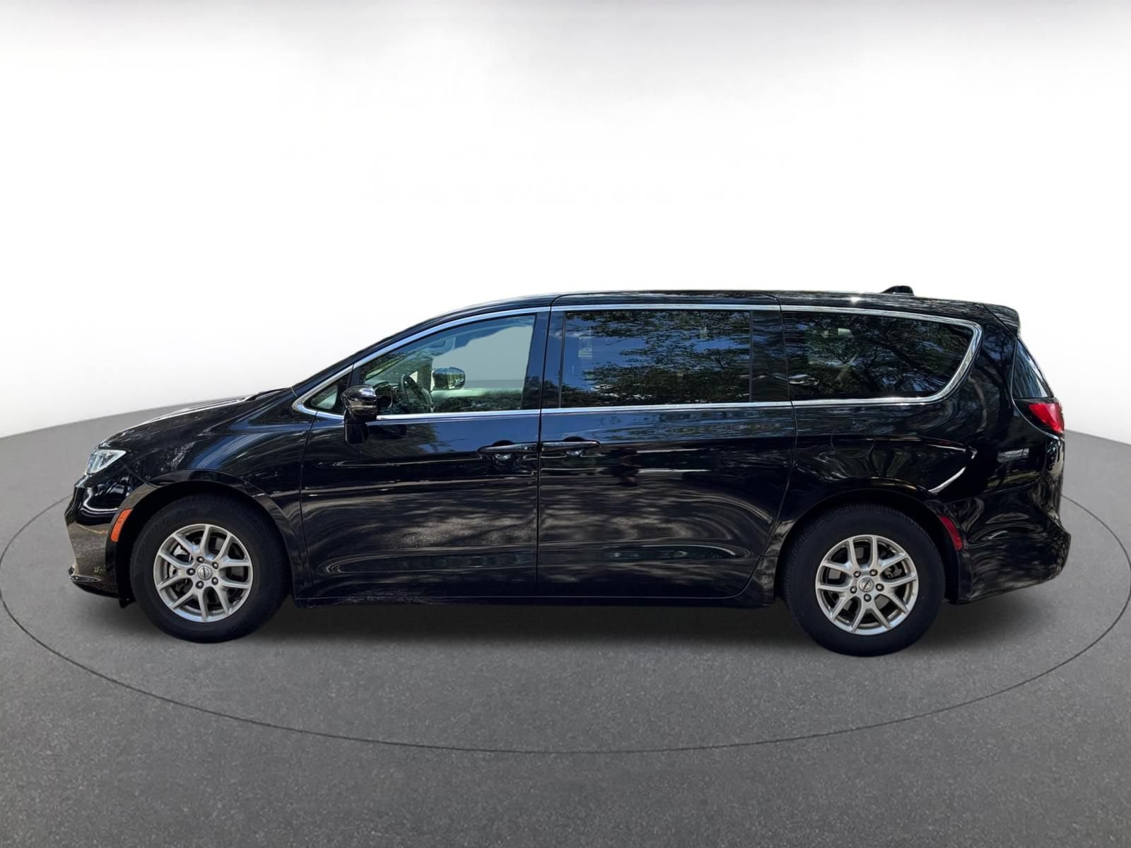 Used 2024 Chrysler Pacifica Touring-L FWD image 4