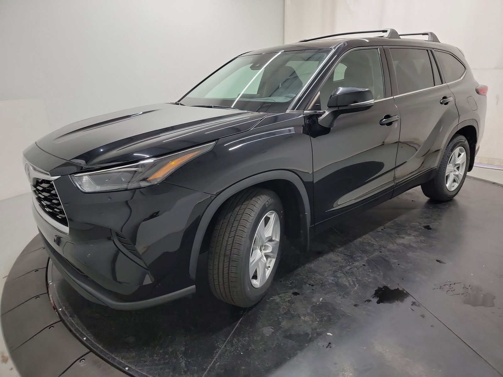 Used 2022 Toyota Highlander L AWD/4WD image 3