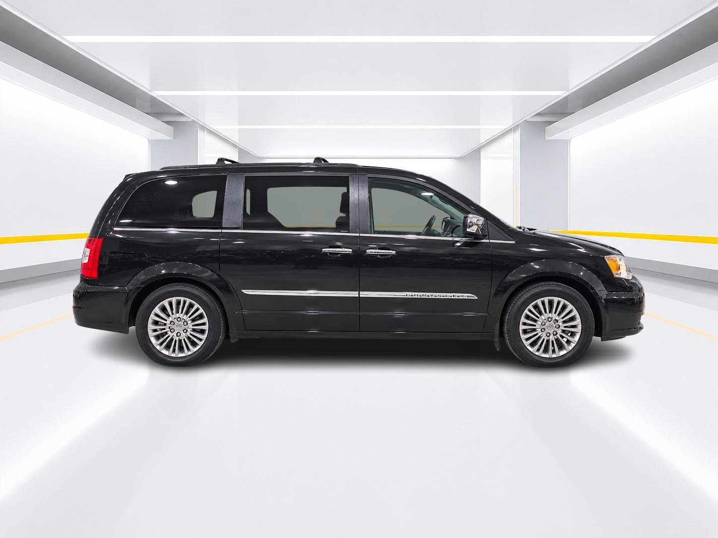 Used 2016 Chrysler Town & Country Touring-L FWD image 6