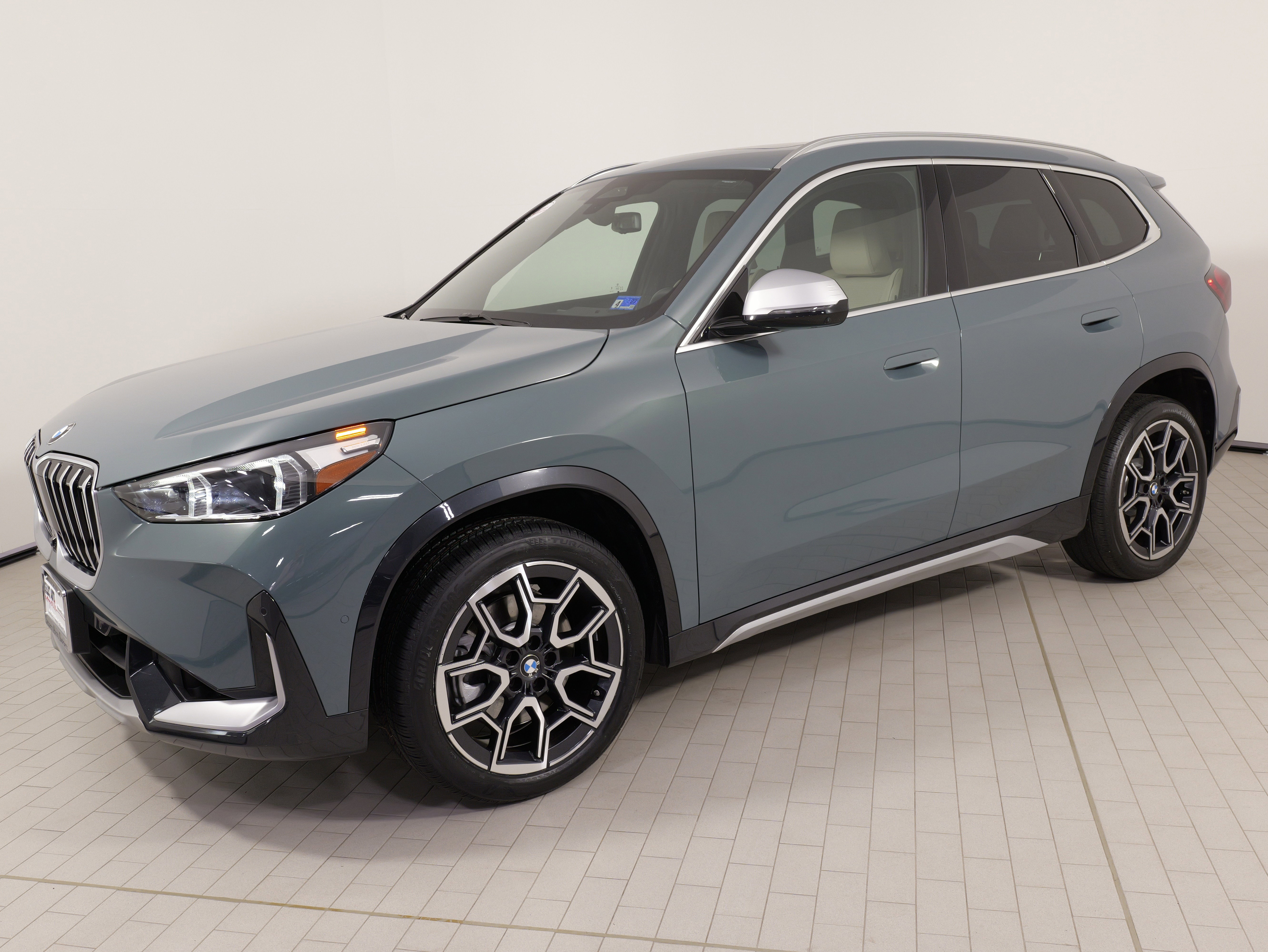 Used 2023 BMW X1 xDrive28i w/ Premium Package AWD/4WD image 1