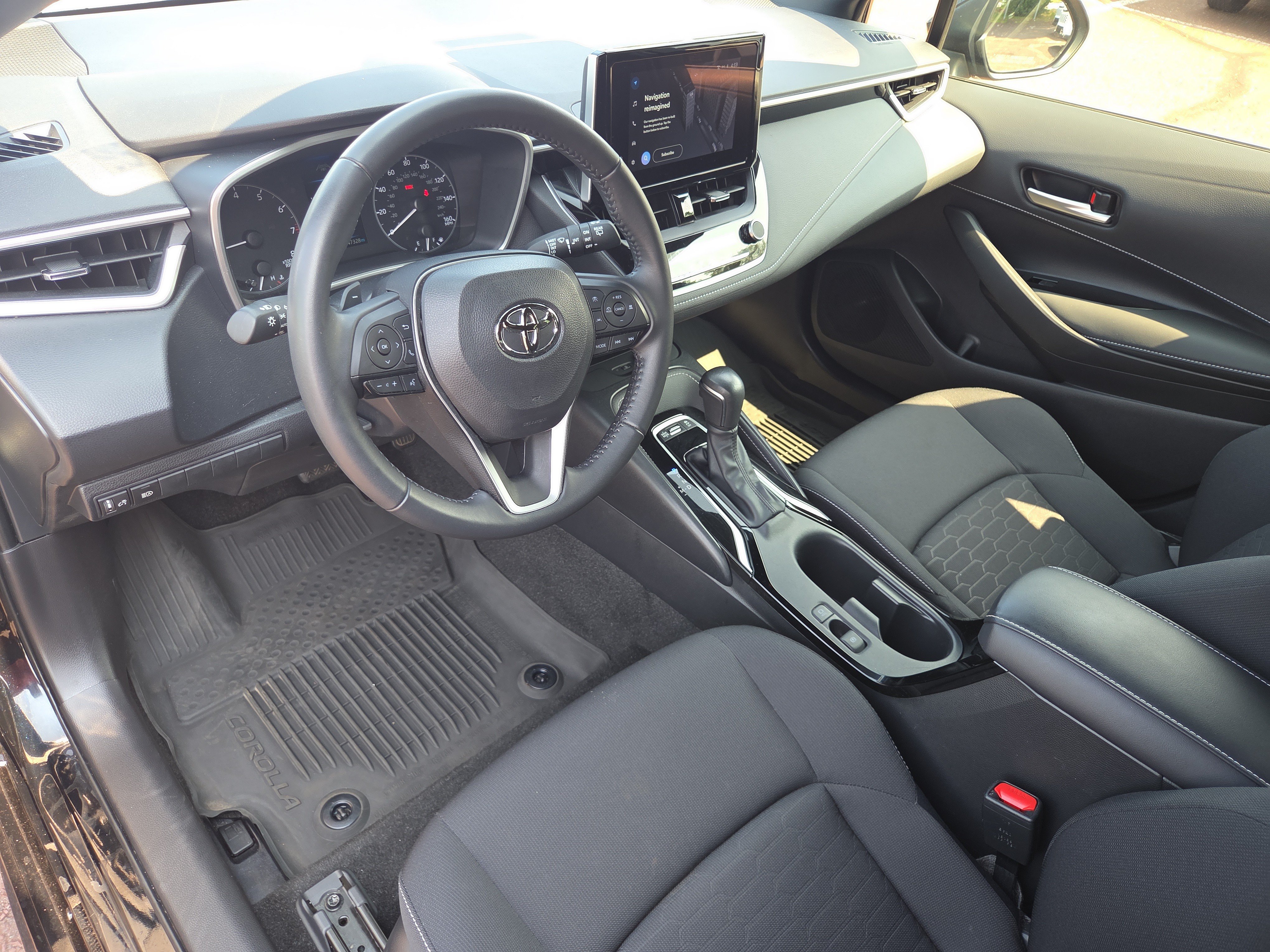 Certified 2025 Toyota Corolla Hatchback w/ SE Package FWD image 15