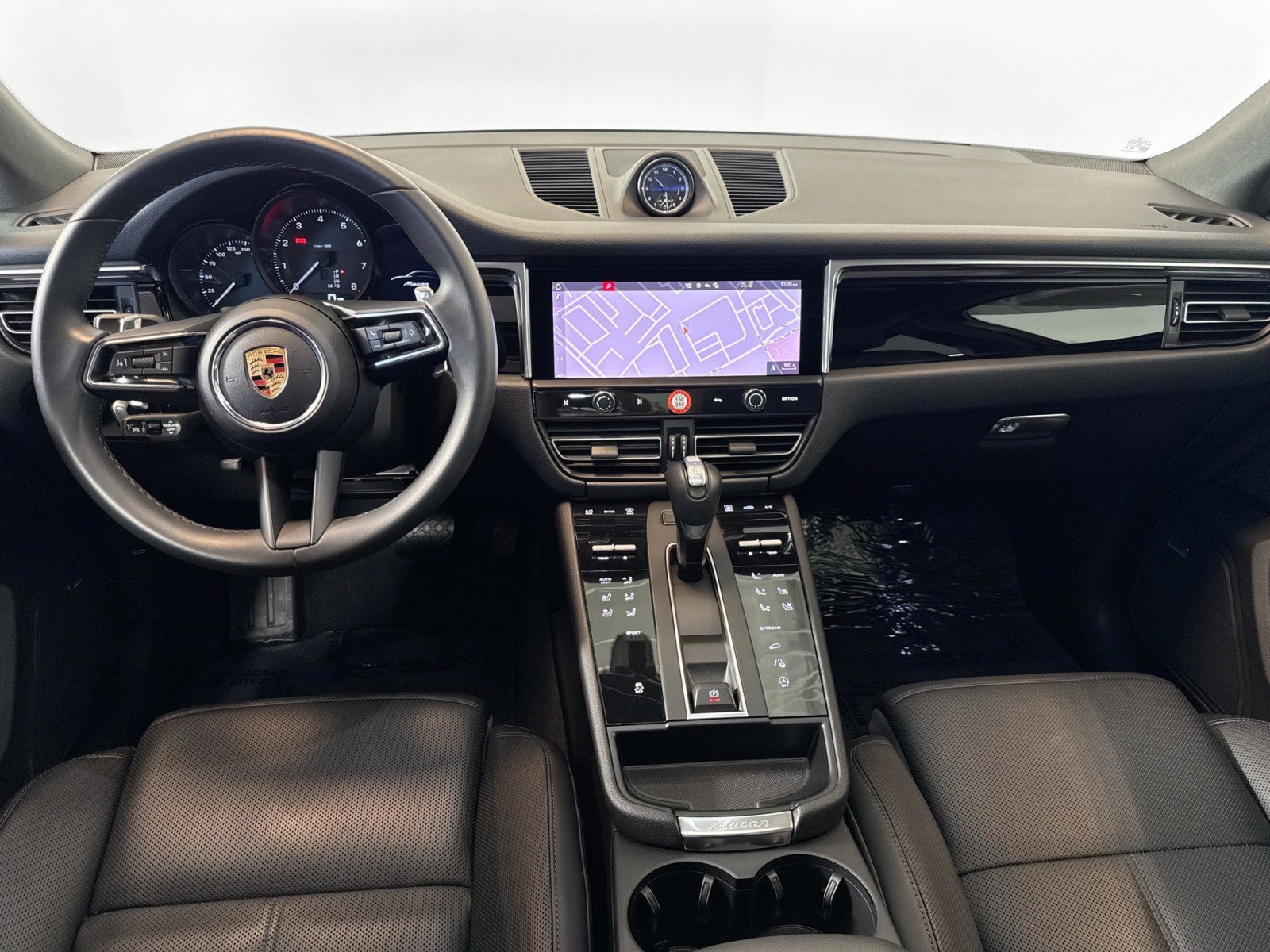 Certified 2025 Porsche Macan AWD/4WD image 21