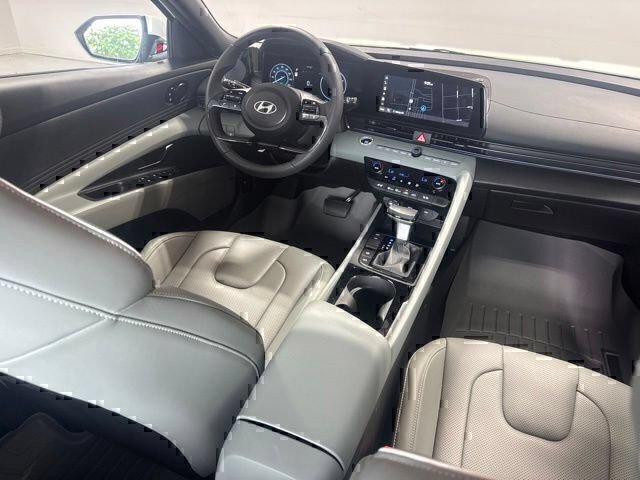 Certified 2025 Hyundai Elantra Limited FWD image 26