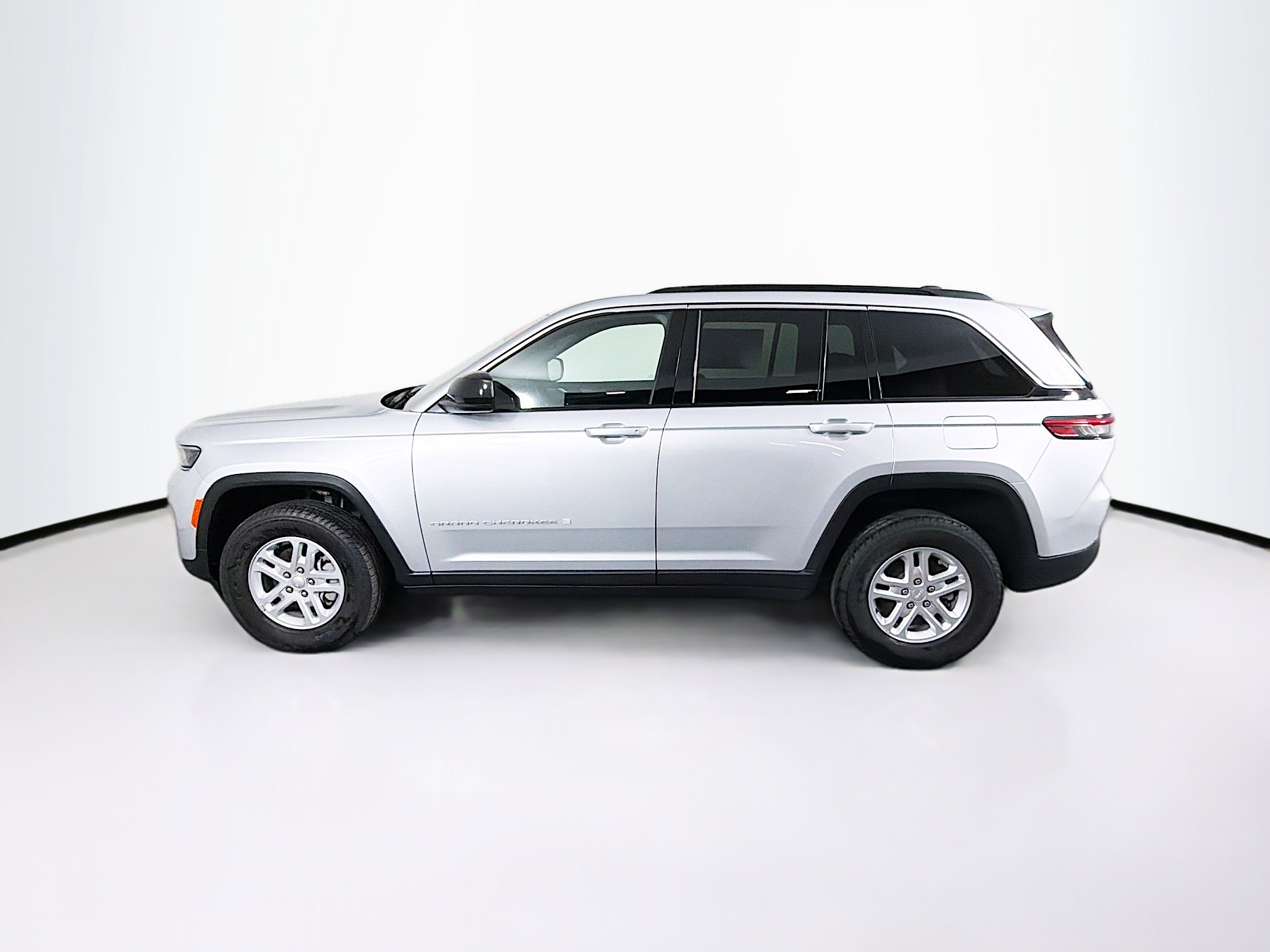 Used 2024 Jeep Grand Cherokee Laredo image 5