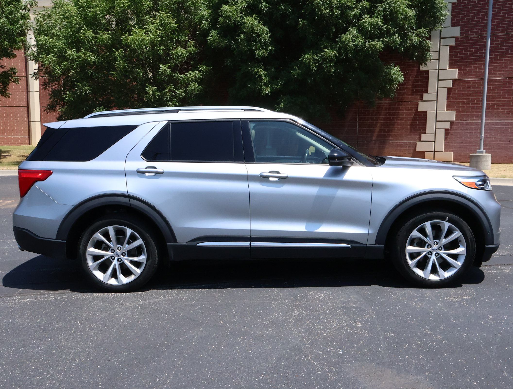 Used 2021 Ford Explorer Platinum w/ Equipment Group 601A AWD/4WD image 39