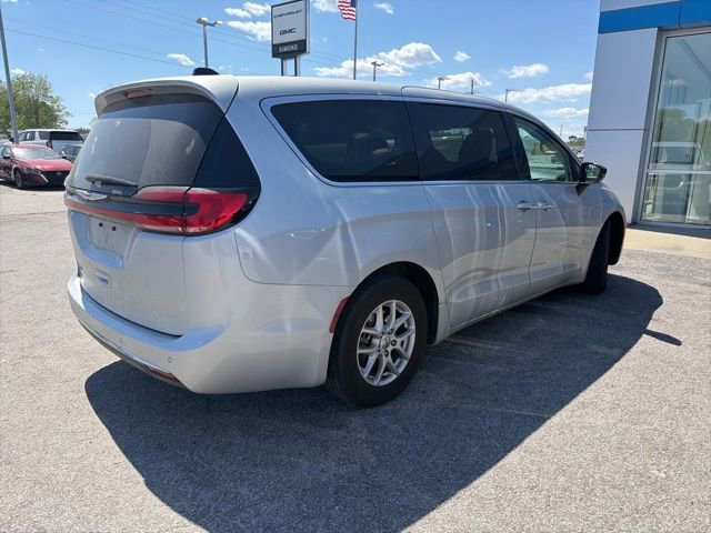 Used 2024 Chrysler Pacifica Touring-L FWD image 5