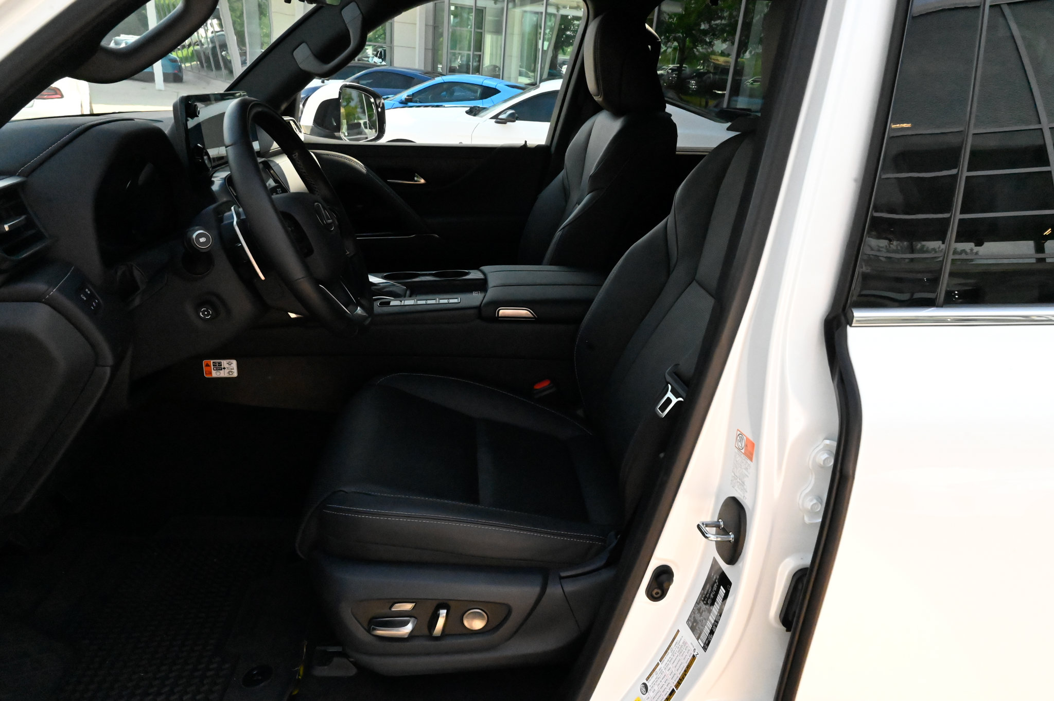 Used 2025 Lexus LX 600 4WD w/ Accessory Package (2T) image 17