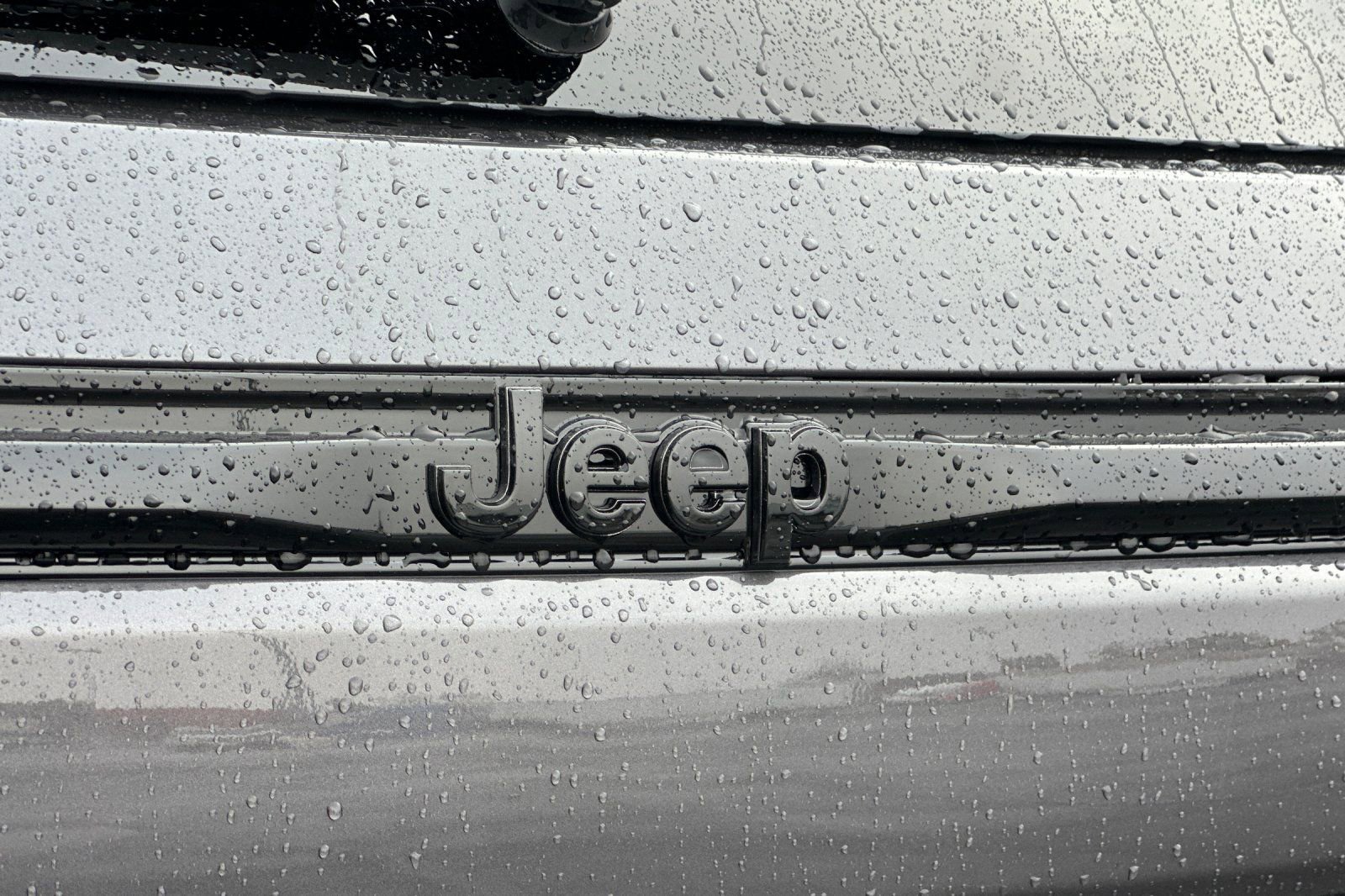 Used 2025 Jeep Grand Cherokee Altitude RWD image 24
