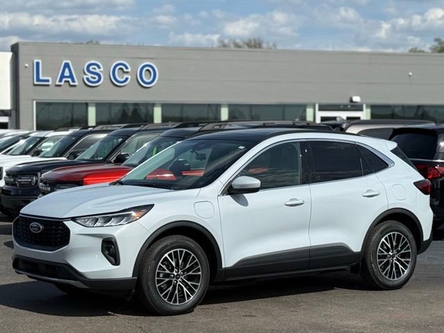 Used 2026 Ford Escape SE w/ Class II Trailer Tow Package FWD image 1