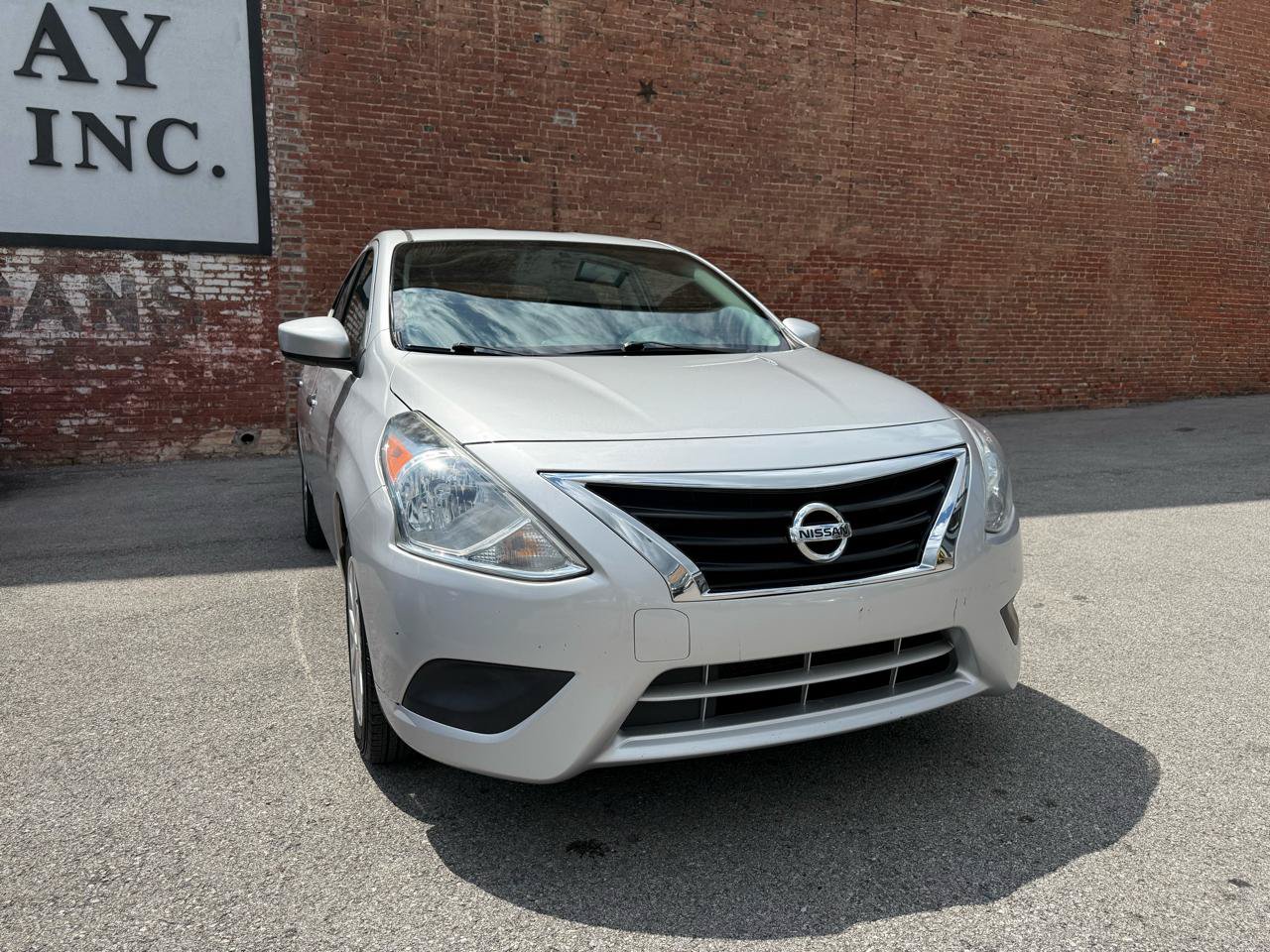 Used 2015 Nissan Versa SV FWD image 2