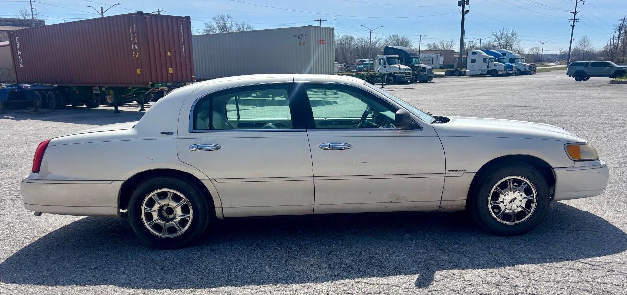 Used 2000 Lincoln Town Car Signature RWD image 6