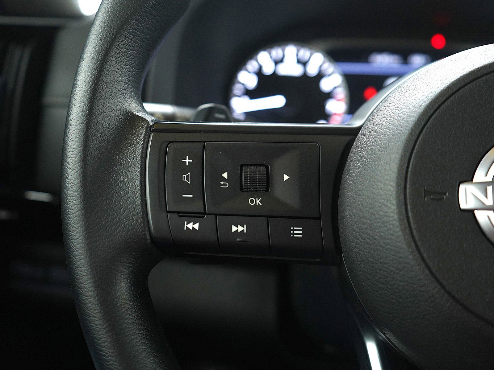 Used 2024 Nissan Pathfinder S image 26