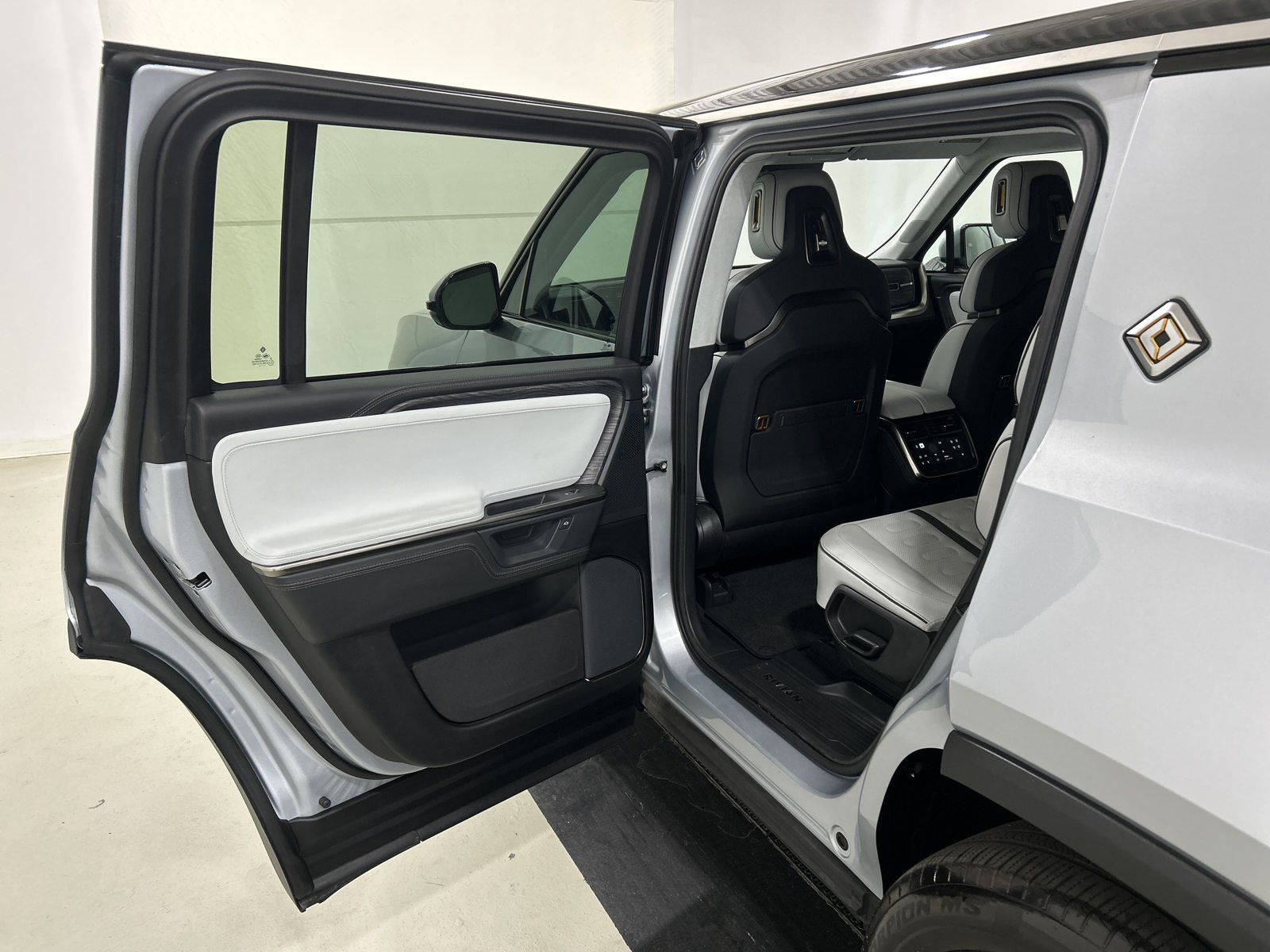 Used 2025 Rivian R1S Adventure Dual AWD/4WD image 17
