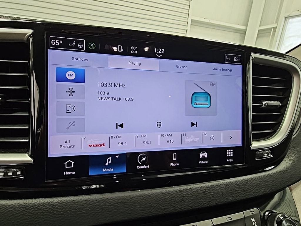 Used 2023 Chrysler Pacifica Touring-L image 15