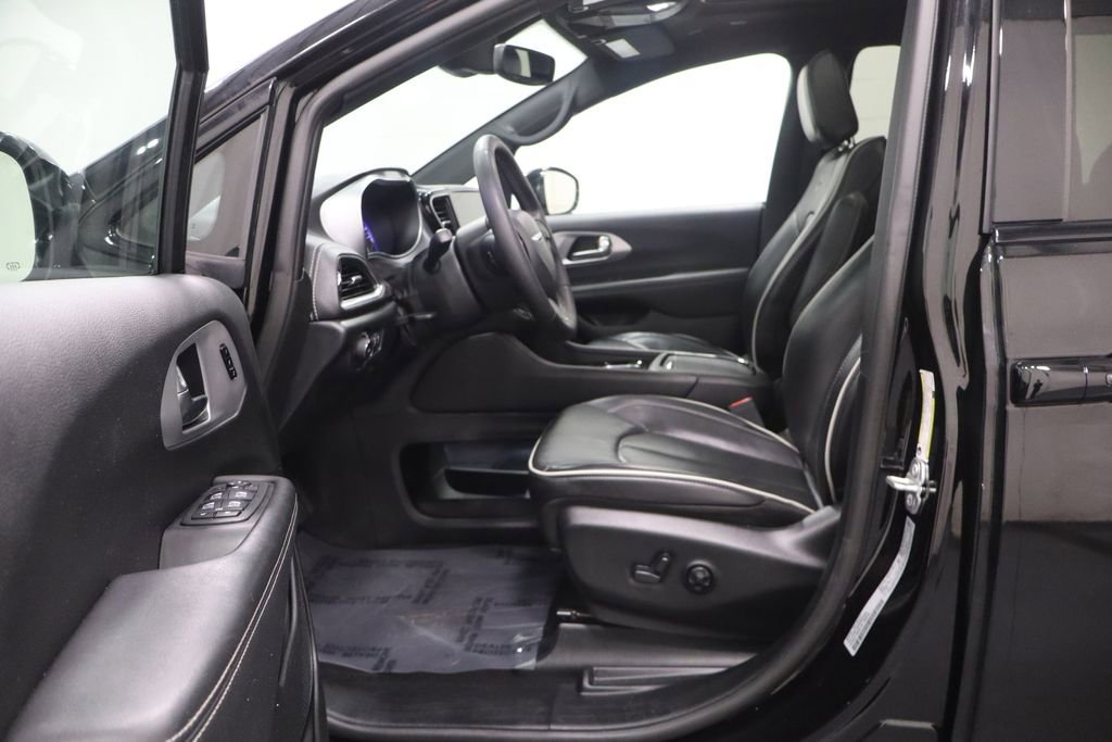 Used 2025 Chrysler Pacifica Limited image 11