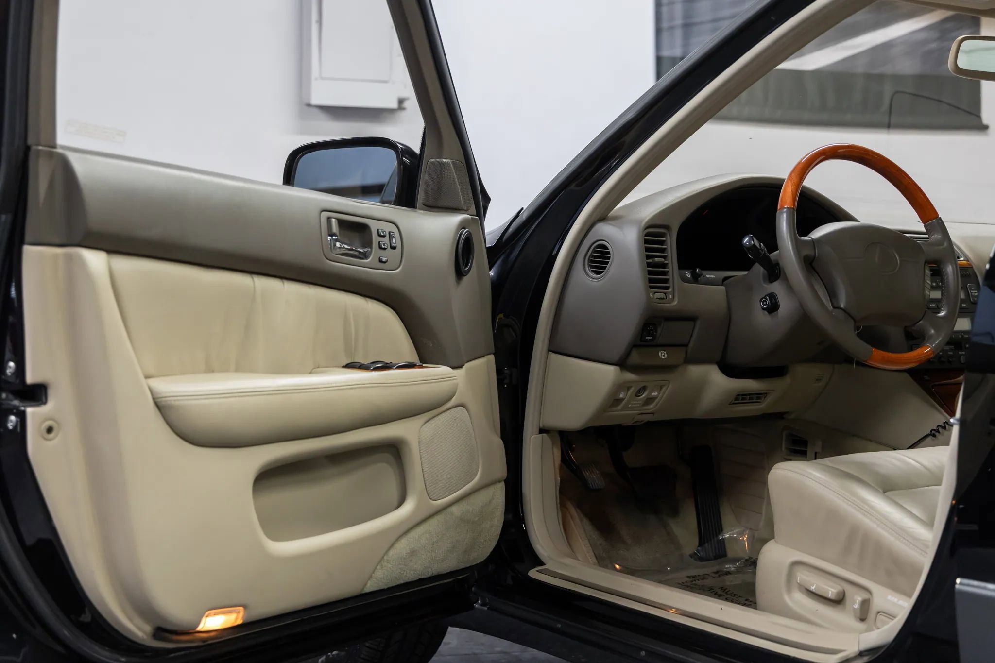 Used 1999 Lexus LS 400 image 12