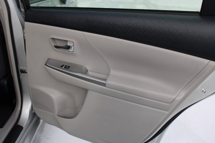 Used 2017 Toyota Prius V Five image 15