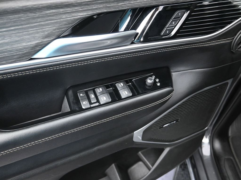 Used 2024 Jeep Wagoneer L Series II RWD image 11