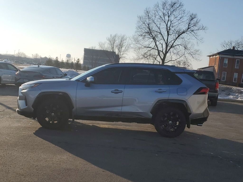 Used 2022 Toyota RAV4 SE w/ Convenience Package image 4