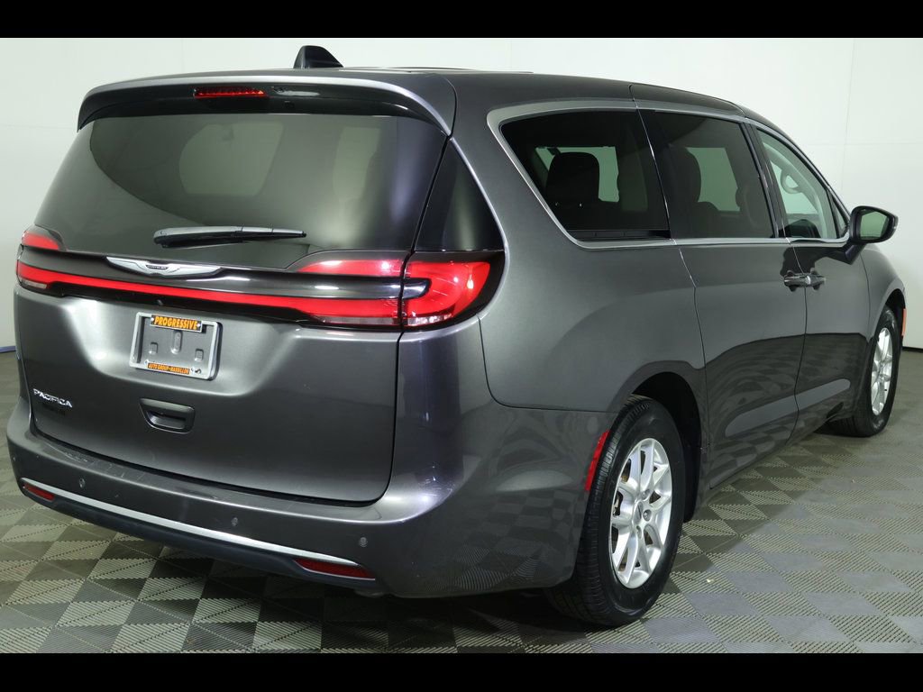 Used 2023 Chrysler Pacifica Touring-L FWD image 7